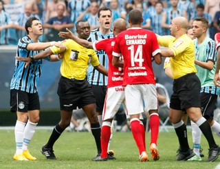 Confusão Gre-nal Internacional x Grêmio (Foto: Wesley Santos / Ag. Press Digital)