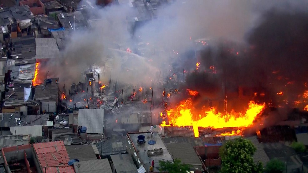 Inc&ecirc;ndio toma conta de favela na Zona Leste de S&atilde;o Paulo (Foto: Reprodu&ccedil;&atilde;o/TV Globo)