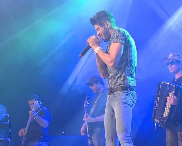 Gusttavo Lima no palco do show em Zurique (Foto: Domingão do Faustão / TV Globo)