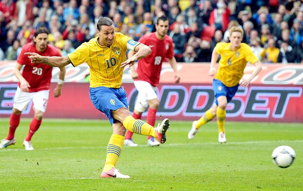 Ibrahimovic no amistoso da Suécia contra a Sérvia (Foto: AFP)