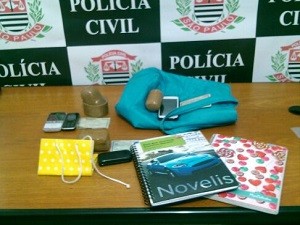 Drogas apreendidas com as mulheres na pousada (Foto: Divulgação/Dise Taubaté)