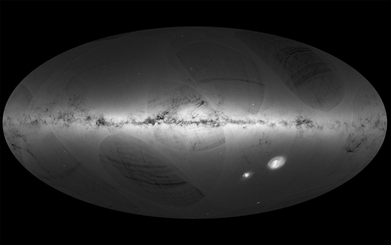 Mapa de nossa galáxia, a Via Láctea, e galáxias vizinhas, baseado em informações coletadas pelo satélite Gaia. Regiões mais brilhantes indicam concentrações mais densas de estrelas e regiões mais escuras correspondem a locais no céu onde poucas estrelas são observadas. Os dois objetos brilhantes na direita inferior da imagem são a Grande Nuvem de Magalhães e a Pequena Nuvem de Magalhães, duas galáxias anãs que orbitam a Via Láctea. (Foto: ESA/Gaia/DPAC)