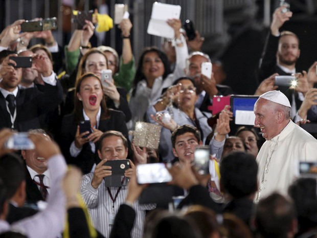 Papa Francisco chega ao aeroporto de Ciudad Juarez, no México, na quarta-feira (17)  (Foto: José Luis Gonzalez/Reuters)