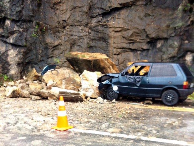 Pedras deslizaram e atingiram carro na BR-101, em Angra dos Reis (Foto: Jonatas Araújo Telles/Arquivo pessoal)