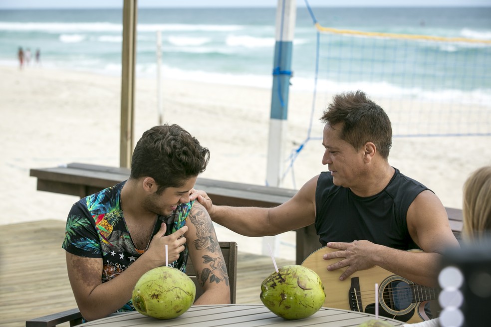Leonardo não aprova as tatuagens do filho (Foto: Isabella Pinheiro/Gshow)