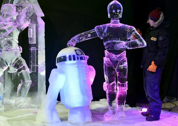 Canadense Yuri Nazarkin criou esculturas dos robôs C-3PO e R2-D2 (Foto: Eric Vidal/Reuters)