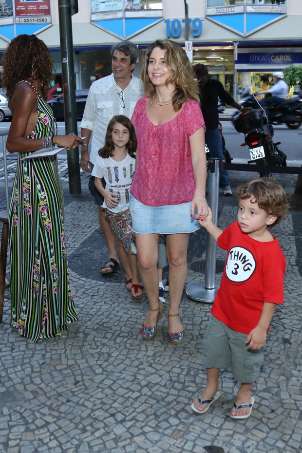 Cláudia Abreu com os filhos (Foto: Roberto Filho/Brazil News)