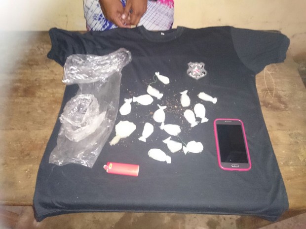 Com o suspeito foram encontradas 15 pedras de oxi e aparelho celular (Foto: Polícia Civil de Alenquer/Divulgação)