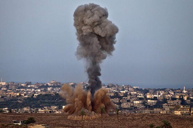 Fumaça ergue-se de alvo atingido por bombardeio israelense dentro da Faixa de Gaza nesta sexta-feira (16); a imagem foi feita de Israel, na fronteira (Foto: Jack Guez/AFP)