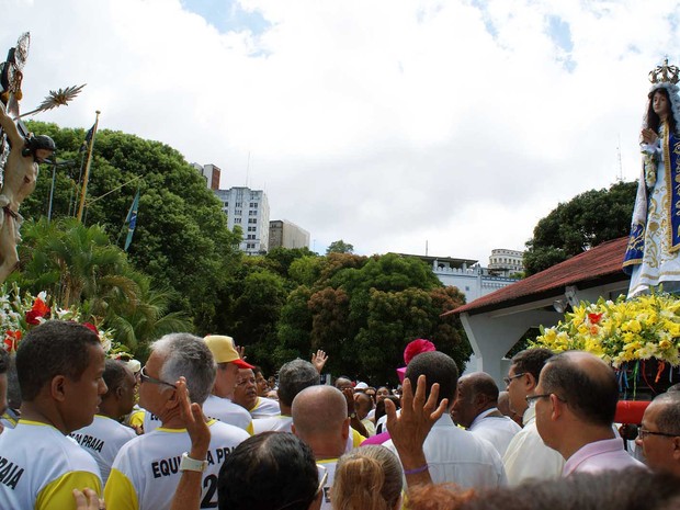 Procissão reuniu centenas de fiéis em Salvador (Foto: Egi Santana / G1)
