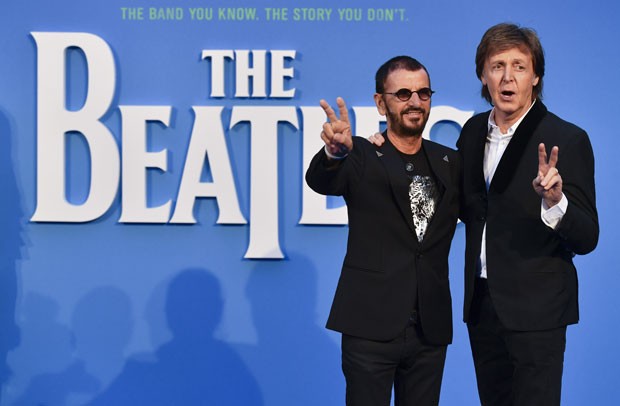 Ringo Starr (à esq.) e Paul McCartney, que faziam parte dos Beatles, posam juntos no lançamento do documentário 'The Beatles: Eight days a week – The touring years', em Londres, nesta quinta-feira (15) (Foto: Ben Stansall/AFP)