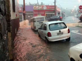 Em Varginha (MG), motoristas tiveram que lidar com alguns pontos de enchente (Foto: Reprodução EPTV)