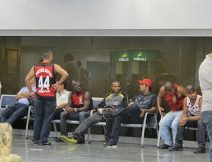Torcida do Fla no aeroporto (Foto: Thales Soares / Globoesporte.com)