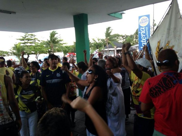 Comunidade comemora 6º título da Gaviões da Pajuçara. (Foto: Michelle Farias/G1)