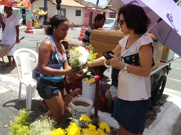Visitantes aproveitaram para comprar flores na frente dos cemitérios em João Pessoa (Foto: Walter Paparazzo/G1)