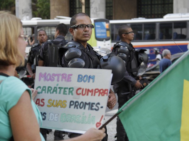 Policiais militares usam óculos para filmar professores durante passeata no Rio. (Foto: Fábio Guimarães/Extra/Agência O Globo)