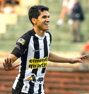 Magno Alves comemora gol do Ceara contra a Portuguesa (Foto: Alé vianna / Agência estado)