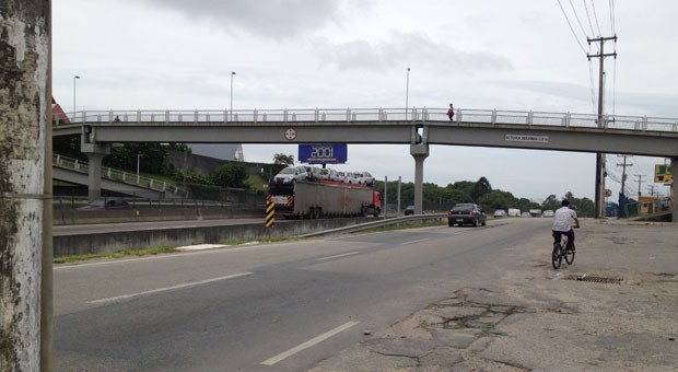Passarela da BR-101 na região de Palhoça, Grande Florianópolis; em 2012, houve 1.582 acidentes entre os quilômetros 200 e 210 da BR (Foto: Joana Caldas/G1SC)