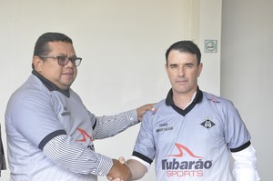 Paulo César Gatão, presidente do Mixto, apresenta o novo treinador Márcio Marolla (Foto: Christian Guimarães)