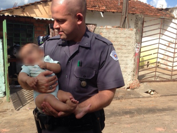Uma das crianças retirada da casa tem quatro meses (Foto: Divulgação / Polícia Militar de Avaré)