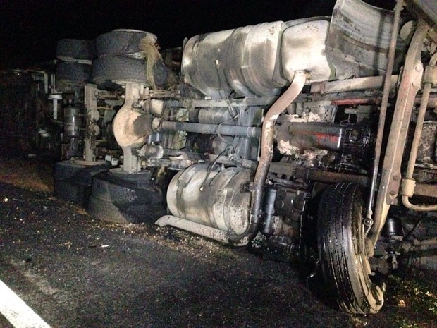 Suspeita é de que o motorista da carreta estava em alta velocidade (Foto: Renan Brito/Arquivo Pessoal)