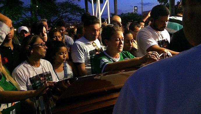 Mãe Arthur Maia sepultamento Maceió Chapecoense (Foto: Viviane Leão/GloboEsporte.com) Mãe Arthur Maia sepultamento Maceió Chapecoense (Foto: Viviane Leão/GloboEsporte.com)