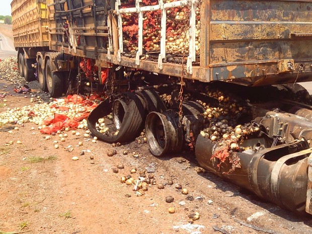 Carreta estava carregada de batatas e cebolas (Foto: Daniel Souza/ Arquivo pessoal)