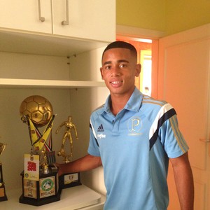 Promessa Gabriel Jesus tem quarto verde em homenagem ao Palmeiras
