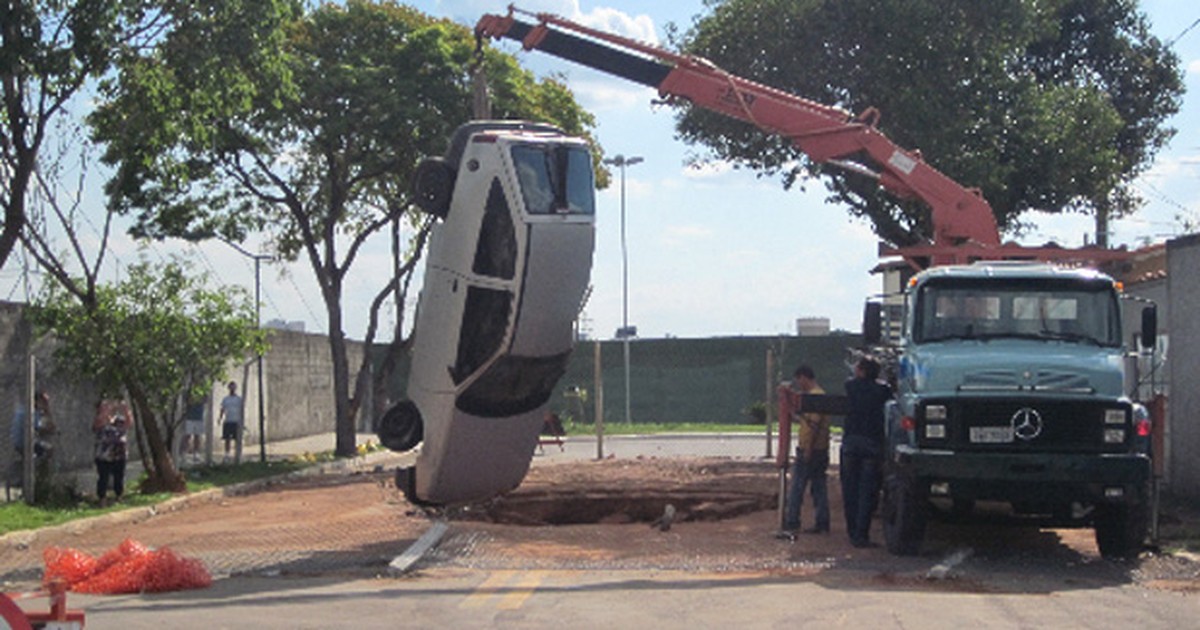 G1 Ajuda De Amigos Motorista Consegue Tirar Carro De Cratera Em