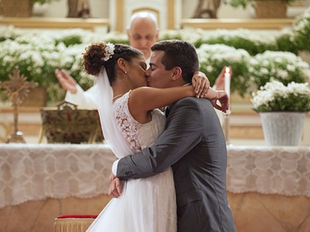 Diogo e Gabi comemoram união com beijo de amor (Foto: Fabiano Battaglin / Gshow)