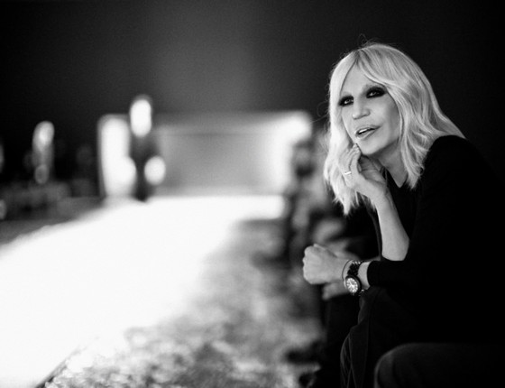 Donatella Versace: ela lança livro que chega ao Brasil em janeiro, sobre sua trajetória á frente da marca fundada pelo irmão, Gianni Versace (Foto: Kayleigh Jankowski) Donatella Versace: ela lança livro que chega ao Brasil em janeiro, sobre sua trajetória á frente da marca fundada pelo irmão, Gianni Versace (Foto: Kayleigh Jankowski)