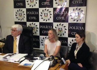 Delegado regional de Porto Alegre, Cleber Ferreira, ao lado das fonoaudiólogas Débora Saltiel e Samantha Moraes (Foto: Paula Menezes) Delegado regional de Porto Alegre, Cleber Ferreira, ao lado das fonoaudiólogas Débora Saltiel e Samantha Moraes (Foto: Paula Menezes)