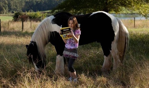 Menina faz amizade com um cavalo e viaja de volta para sua casa (Foto: Divulgação / Reprodução)