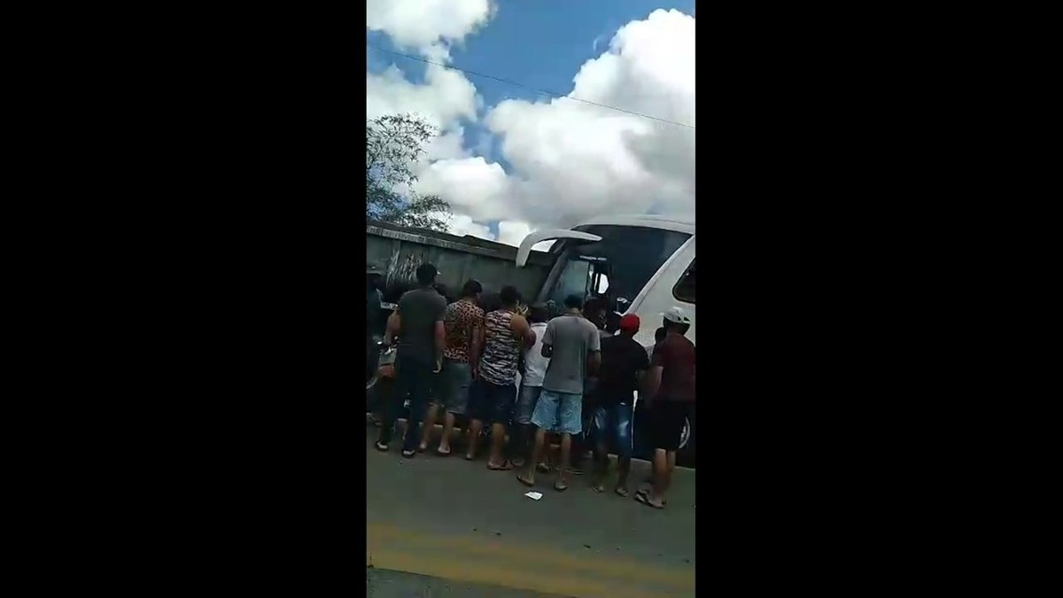 Ônibus de turismo atropela homem e bate em caminhão deixando um morto e