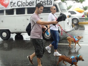 Casal leva cachorrinhos durante protesto.  (Foto: Roberta Cólen/ G1)