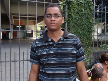 Bruno Ferreira foi o primeiro candidato a sair pelos portões da Unicap neste domingo (Foto: Gabriela Alcântara/G1)