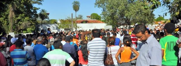 Centenas de moradores da cidade acompanharam o enterro dos primos (Foto: Leverger News)