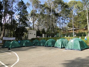 Categoria montou barracas em frente ao Palácio das Mangabeiras. (Foto: Pedro Ângelo/G1)