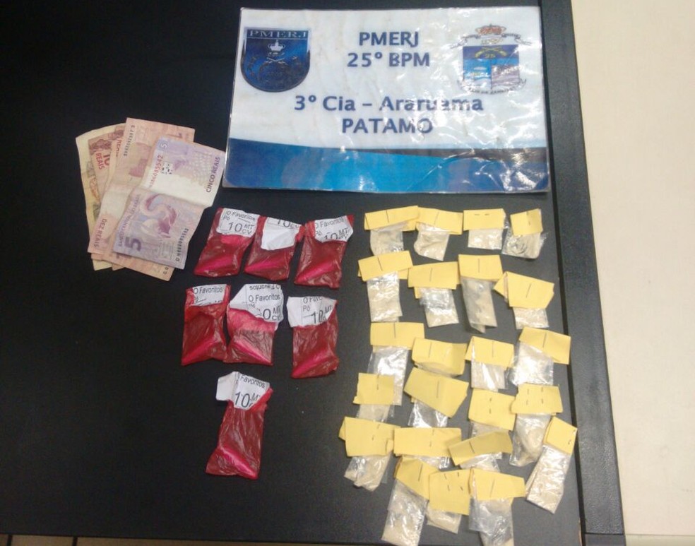 Droga foi apreendida com jovens em Araruama (Foto: Polícia Militar/Divulgação)