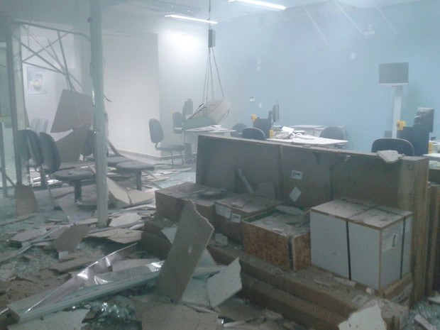 Quatro homens explodiram os dois cofres da agência bancária em Silvanópolis (Foto: Divulgação/PM-TO)