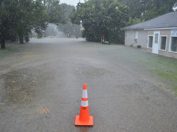  Rua de Kentwookd, em Louisiana, sofre inundação  (Foto: Matt Williamson/The Enterprise-Journal/Via AP)