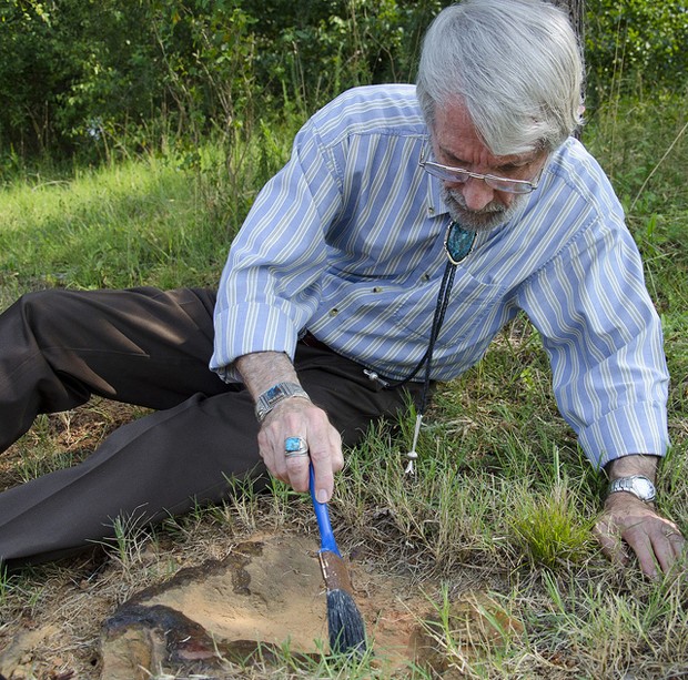 Ray Stanford, paleontólogo que encontrou a pegada, estuda a descoberta (Foto: NASA/Goddard/Rebecca Roth)