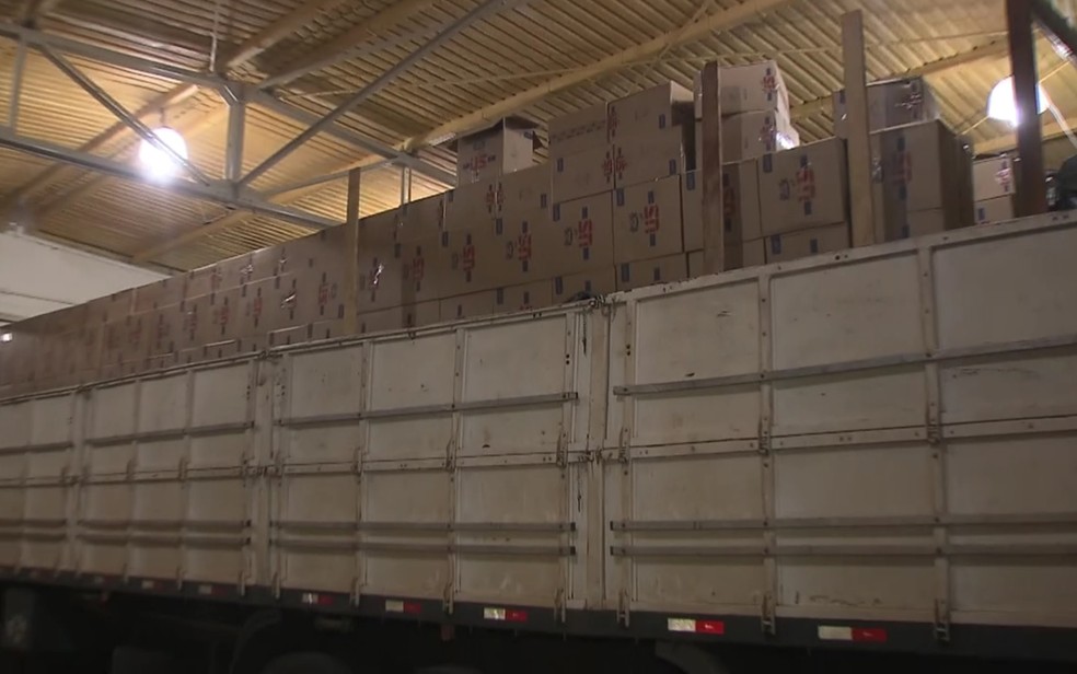 Carroceria do caminhão com carga de cigarros clandestinos (Foto: TV Globo/Reprodução)