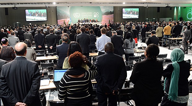 Participantes da COP 19 em Varsóvia prestaram homenagem na segunda-feira (11) às vítimas do tufão Haiyan, que devastou as Filipinas (Foto: JANEK SKARZYNSKI/AFP)