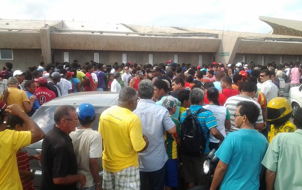 Torcedores lotaram o Castelão em busca dos ingressos (Foto: Bruno Alves)