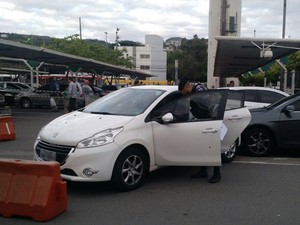 Carro estava no estacionamento de um supermercado na Avenida Cavalhada, na Zona Sul de Porto Alegre (Foto: Divulgação/BM)