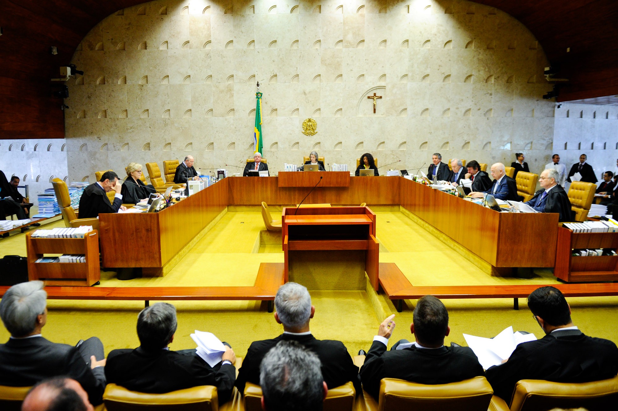 Resultado de imagem para STF rejeita afastar Renan do comando do Senado, mas o proíbe de assumir Presidência