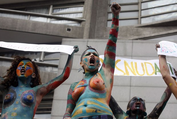 Mulheres de topless apoiam protesto por educação no Chile (Foto: Luis Hidalgo/AP)