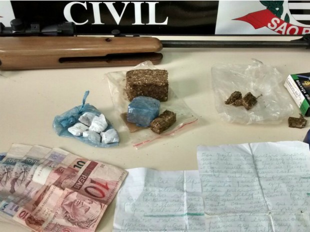 Porções de drogas e armas foram apreendidas (Foto: Divulgação/ Polícia Civil Itapetininga)