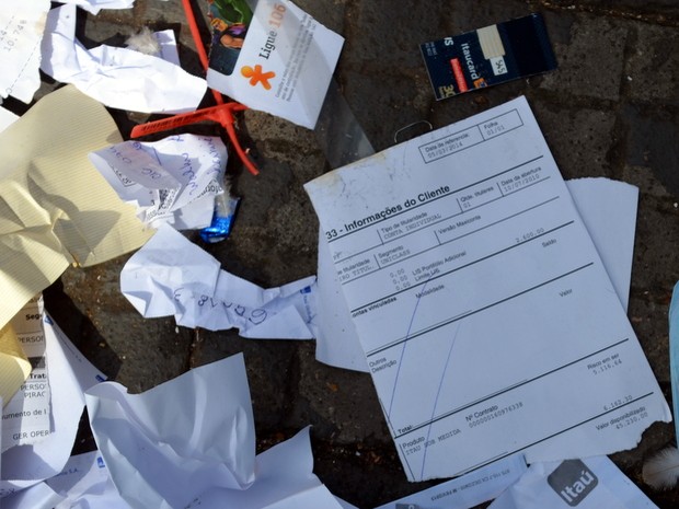 Documentos bancários ficam expostos em lixo em frente a agência no Centro de Piracicaba (Foto: Fernanda Zanetti/G1)